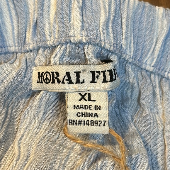 NWT Moral Fiber junior xl blue and white flowy top. - Picture 3 of 5
